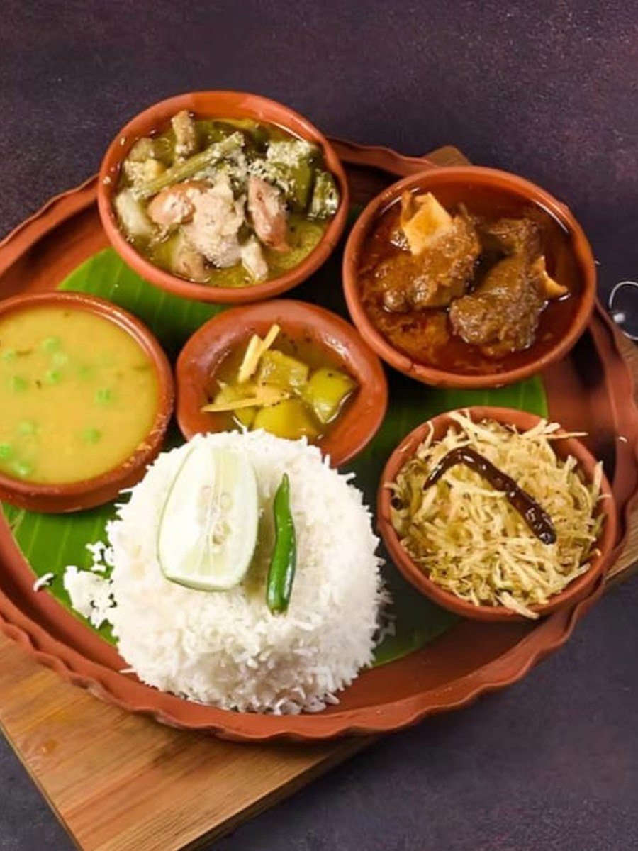 Traditional Bengali thali with rice, dal and curries in terracotta bowls — Abhijat Catering Indian lunch and dinner
